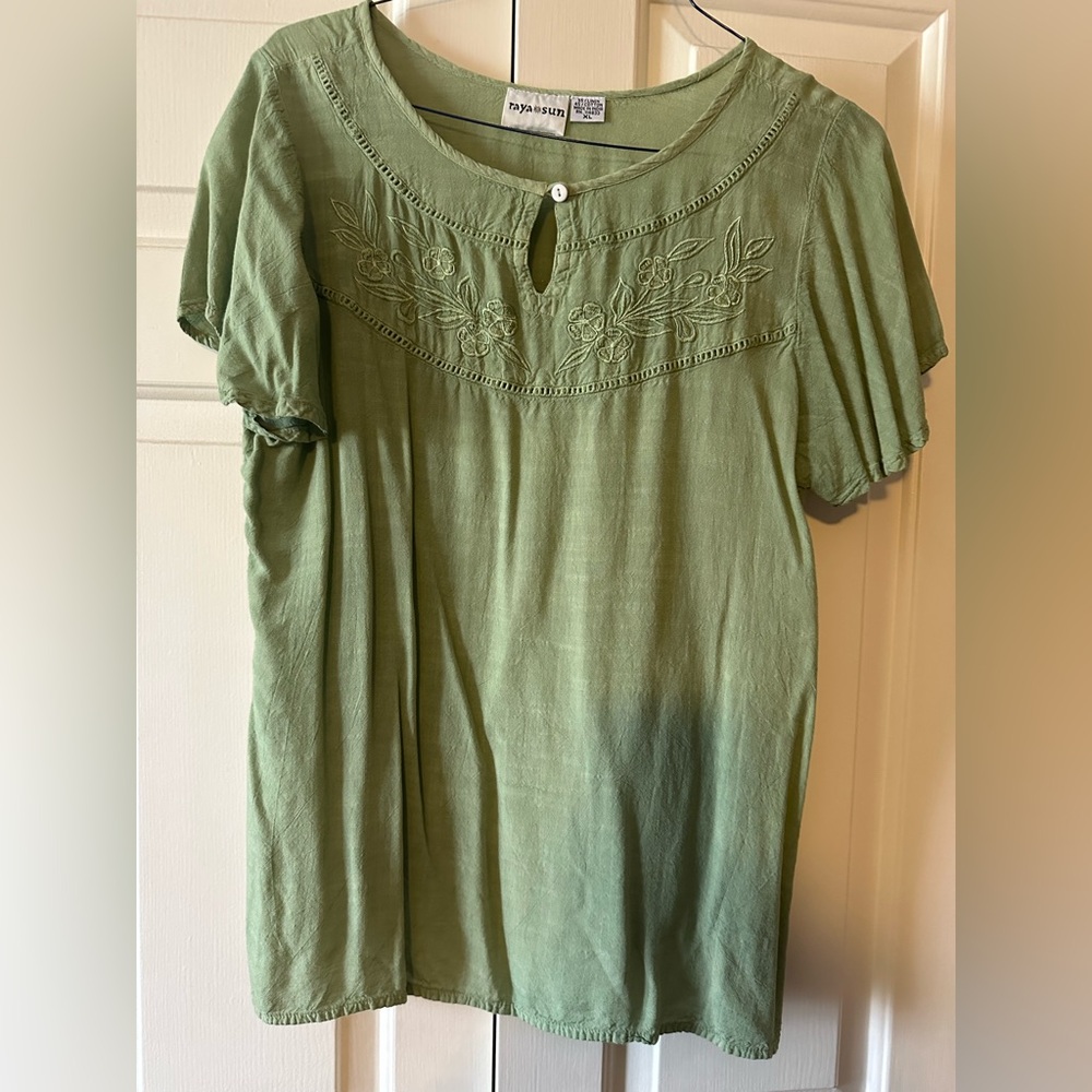 Ladies, Raya Sun lightweight top
55% linen 45% cotton 
Size:Xl